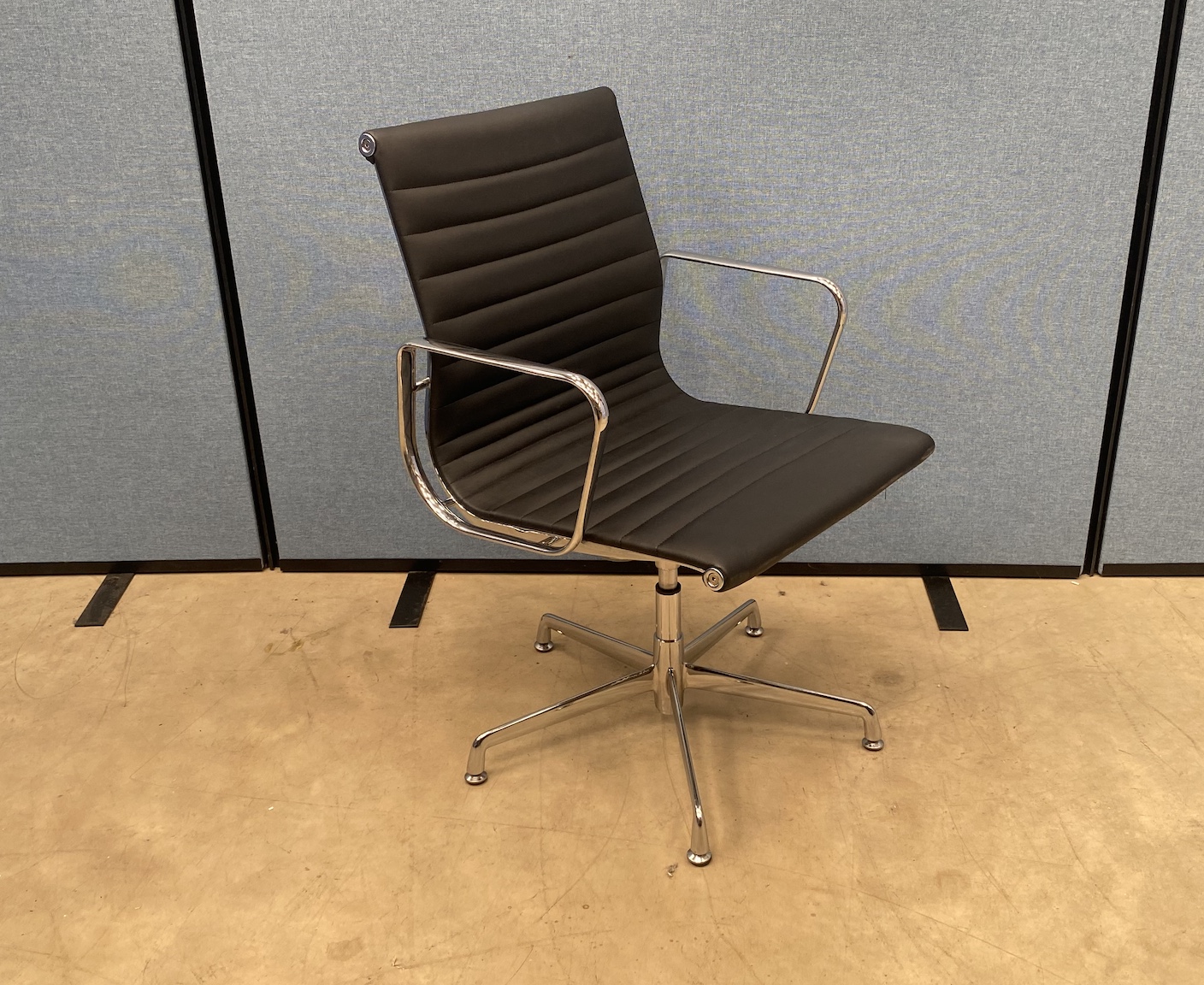 6 x Mobili Black Leather Swivel Meeting Chairs with Chrome Base | Used - Image 2