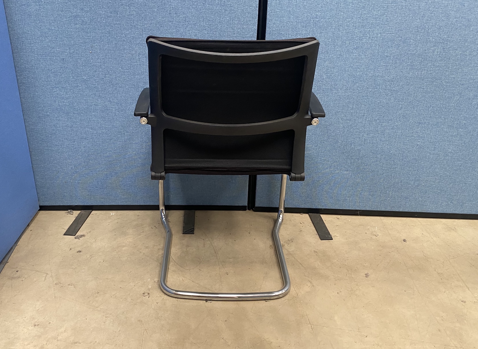 Sedus Meeting Chair in Black with Cantilever Frame - Image 4