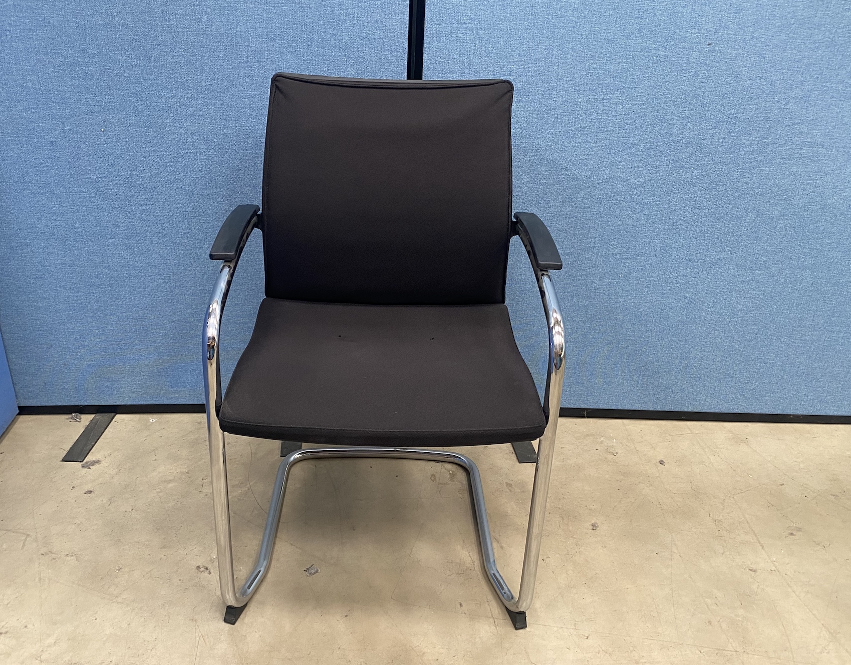 Sedus Meeting Chair in Black with Cantilever Frame - Image 5